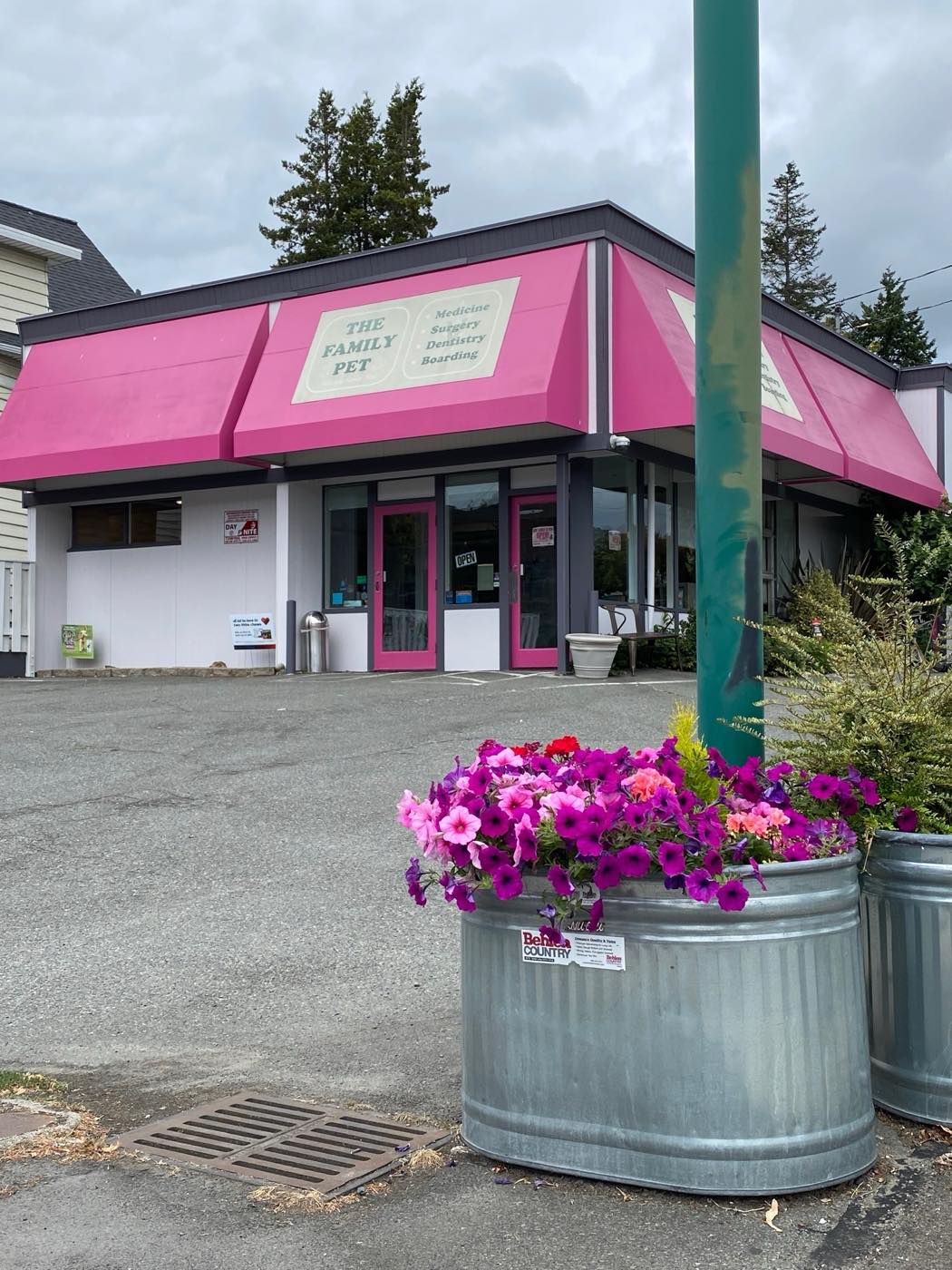 The entrance to The Family Pet on 15th Ave NW